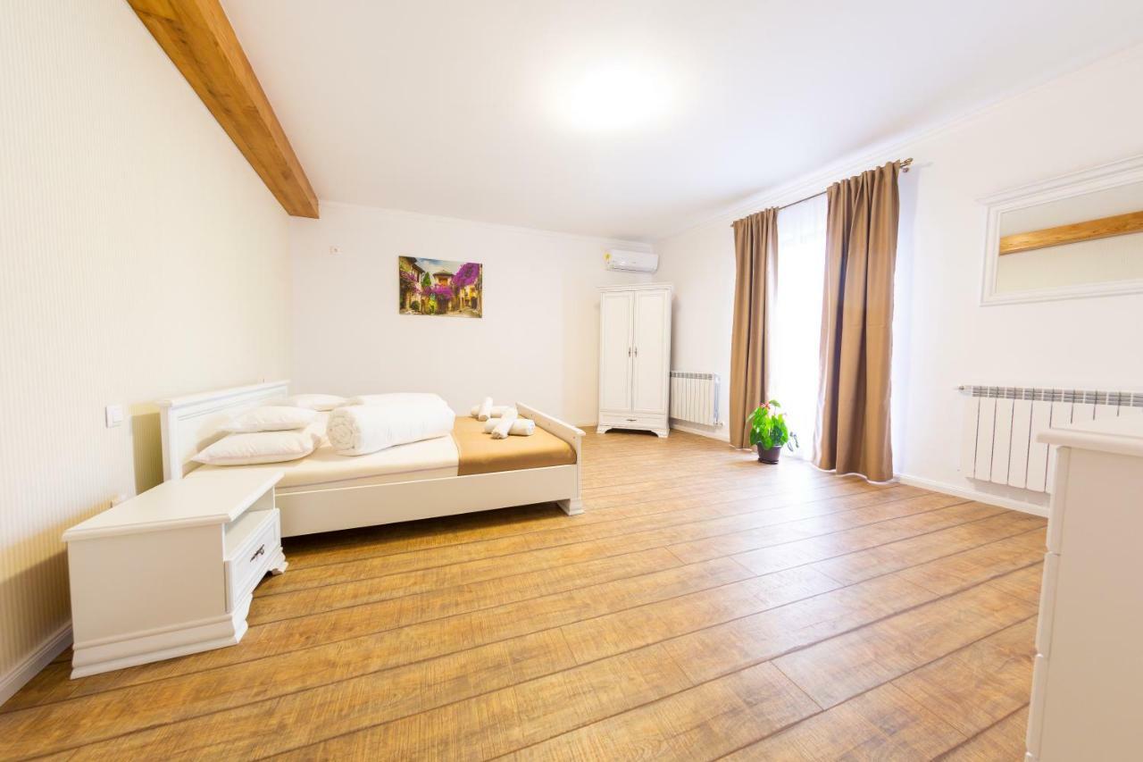 Casa Cu Nuc Hotel Alba Iulia Exterior photo