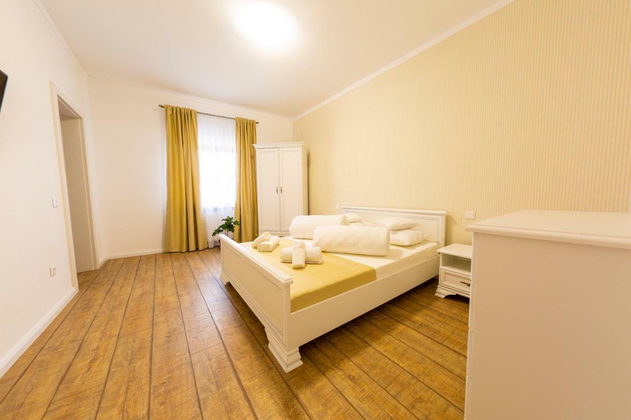 Casa Cu Nuc Hotel Alba Iulia Exterior photo