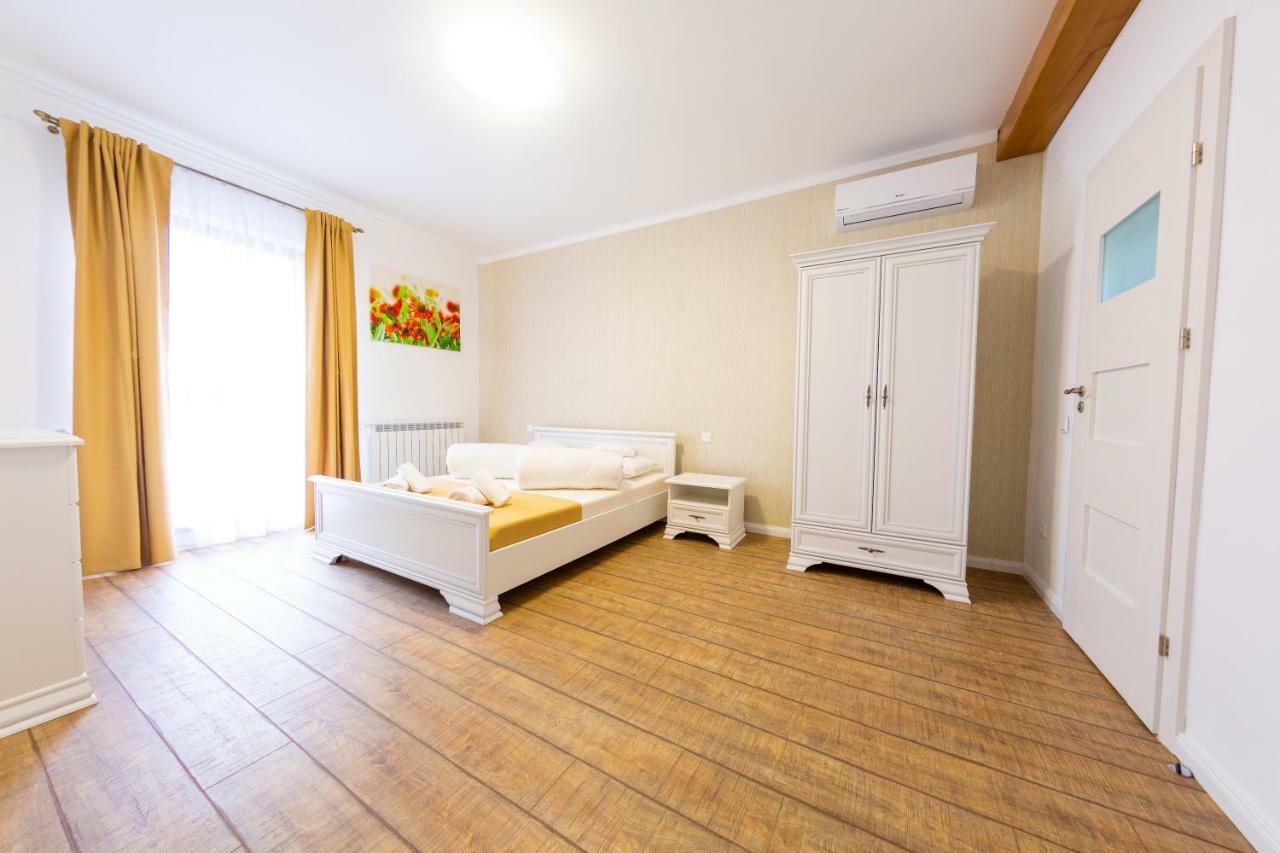 Casa Cu Nuc Hotel Alba Iulia Exterior photo