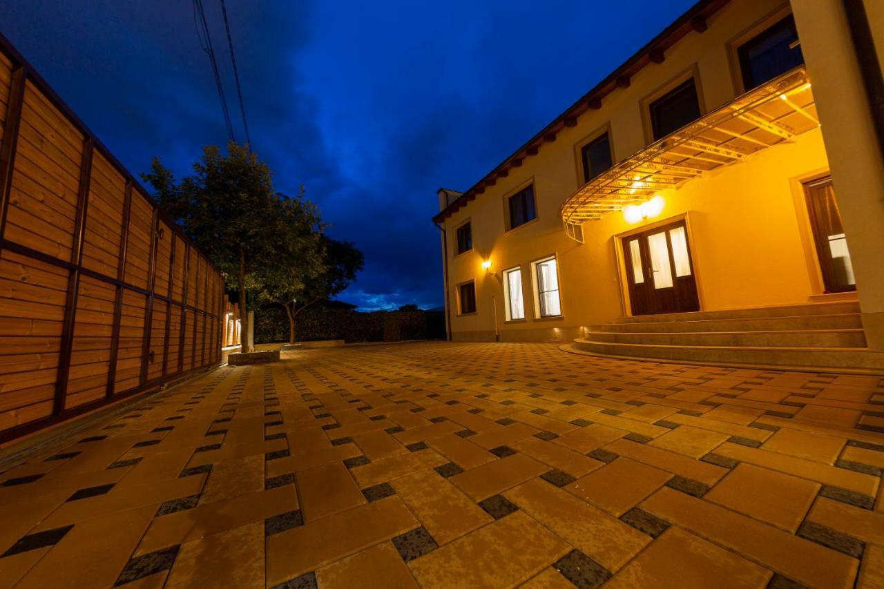 Casa Cu Nuc Hotel Alba Iulia Exterior photo